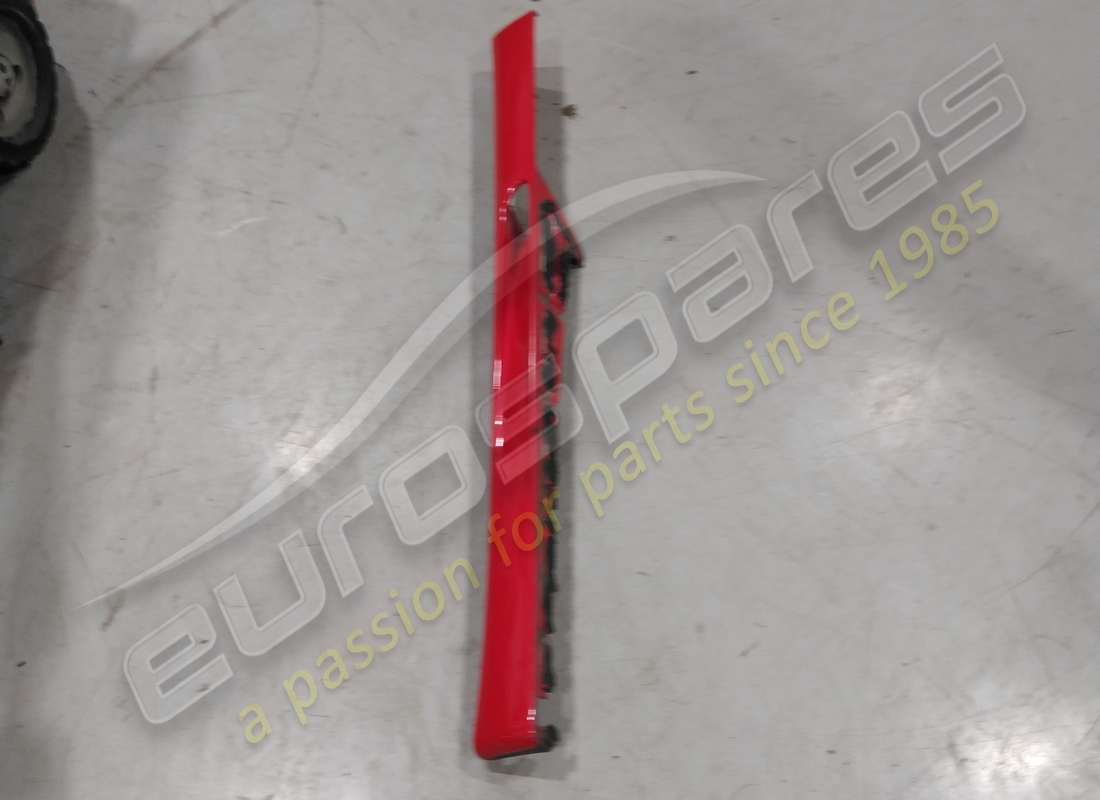 VERWENDET Ferrari ABDECKUNG FÜR DEN RECHTEN SEITENTRÄGER. TEILENUMMER 64101110 (1)