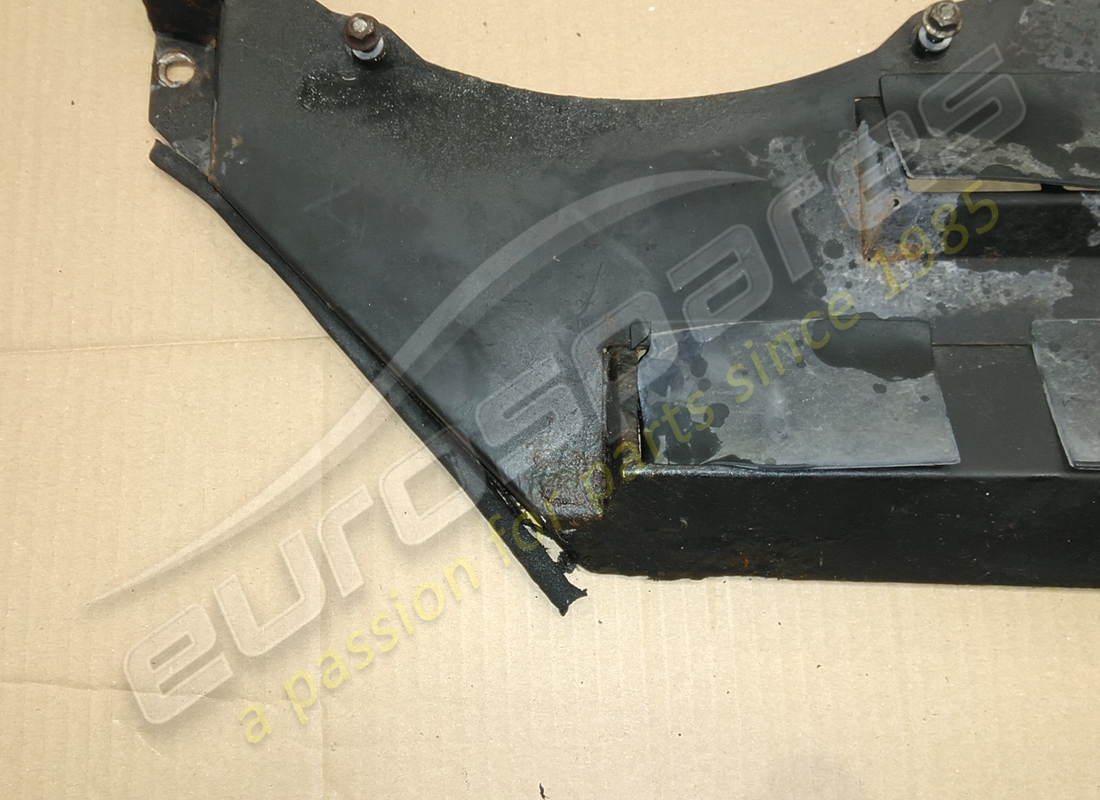 beschädigte ferrari haube für elektroventilatoren. teilenummer 154533 (3)