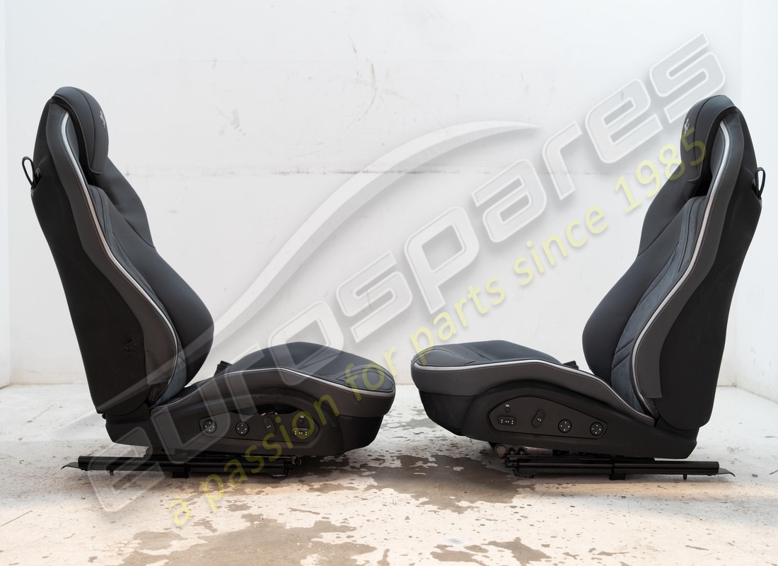 beschädigt ferrari vollelektrisch std-stil sitze mit alcantara-mitte und lederpolster, pferdemuster auf der kopfstütze. teilenummer eap1563082 (9)