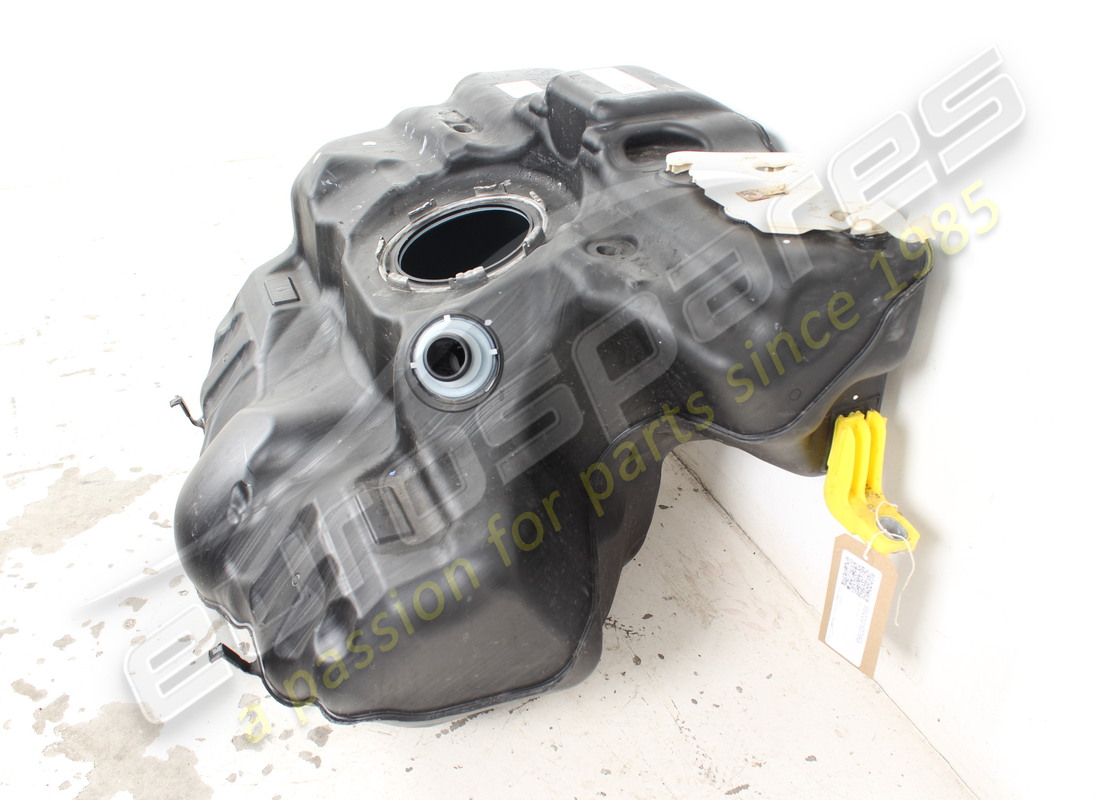 beschädigter porsche kraftstofftank. teilenummer 992201076g (3)