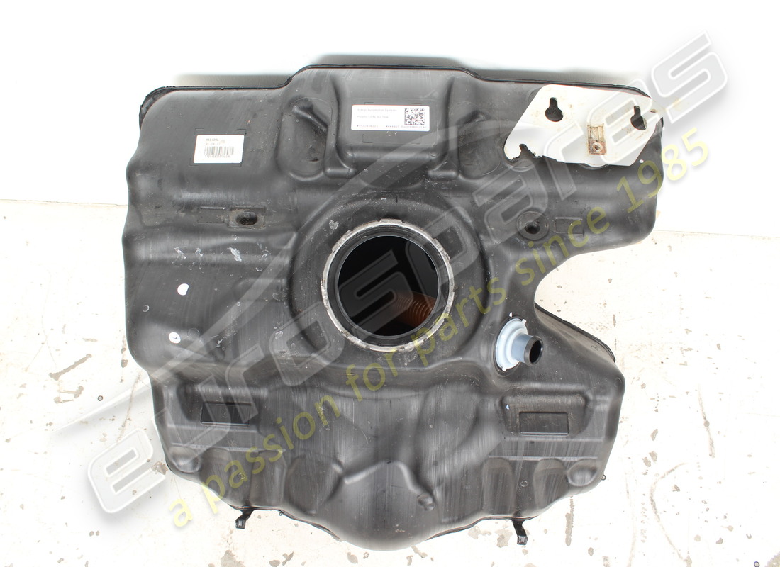 beschädigter porsche kraftstofftank. teilenummer 992201076g (2)