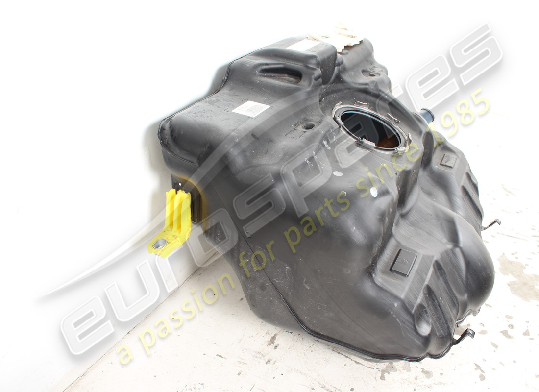 beschädigter porsche kraftstofftank. teilenummer 992201076g (4)