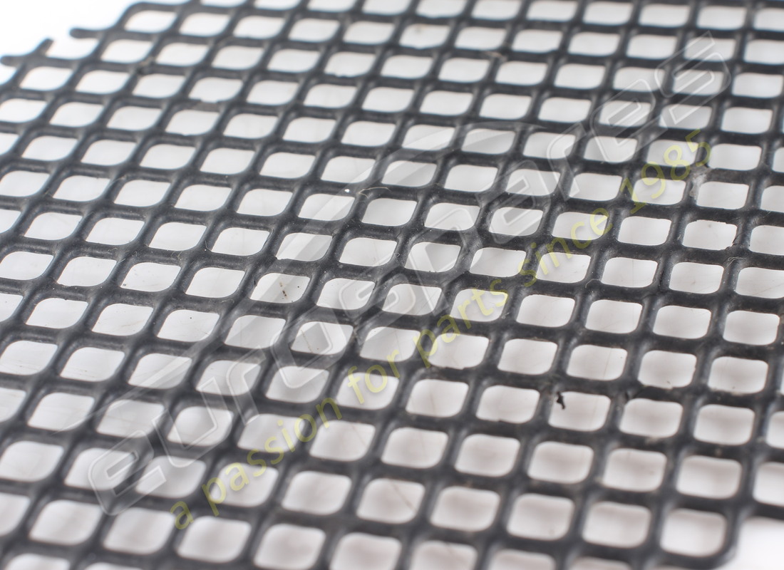 GEBRAUCHTER FERRARI RECHTER SEITLICHER GITTER. TEILENUMMER 87707000 (2) gebrauchter ferrari rechter seitlicher gitter. teilenummer 87707000 (2)