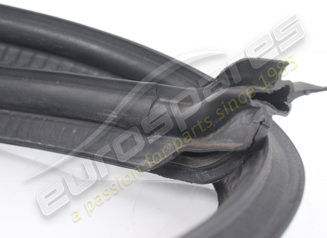 VERWENDETE FERRARI DICHTUNG DER UNTERWINDSCHUTZSCHEIBE. TEILENUMMER 83315600 (3) verwendete ferrari dichtung der unterwindschutzscheibe. teilenummer 83315600 (3)