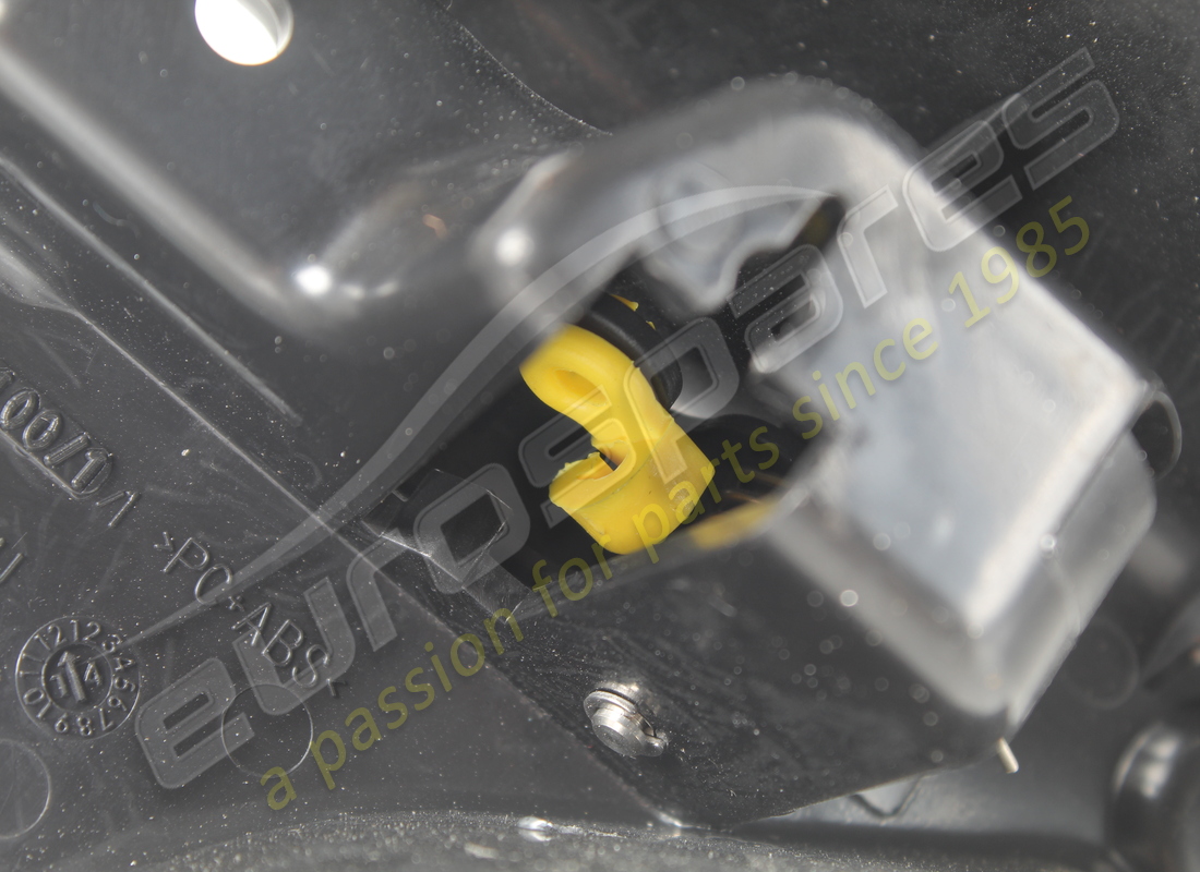 gebrauchte ferrari lh separatorhakenabdeckung. teilenummer 82853100 (5)