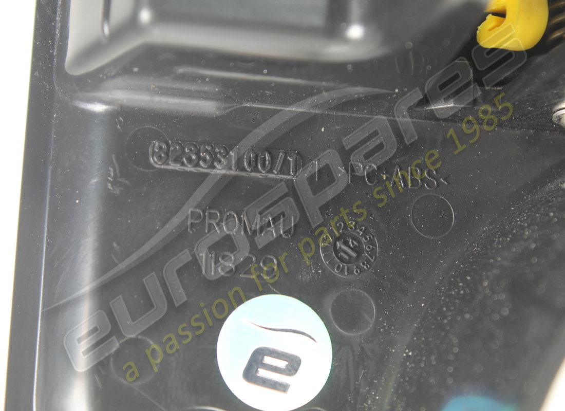 gebrauchte ferrari lh separatorhakenabdeckung. teilenummer 82853100 (6)