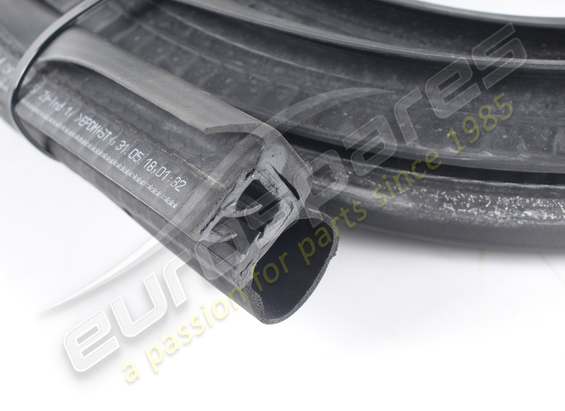 GEBRAUCHTE FERRARI UNTERE TÜRUMRANDDICHTUNG. TEILENUMMER 83461800 (2) gebrauchte ferrari untere türumranddichtung. teilenummer 83461800 (2)