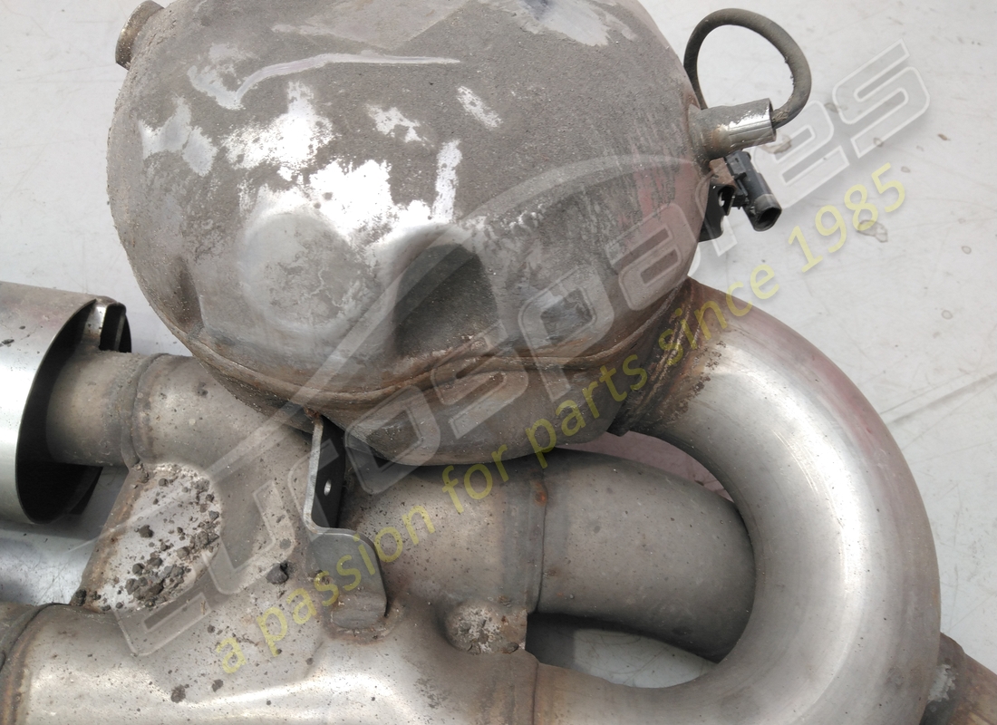 beschädigter maserati hinterer linker schalldämpfer. teilenummer 670006946 (3)