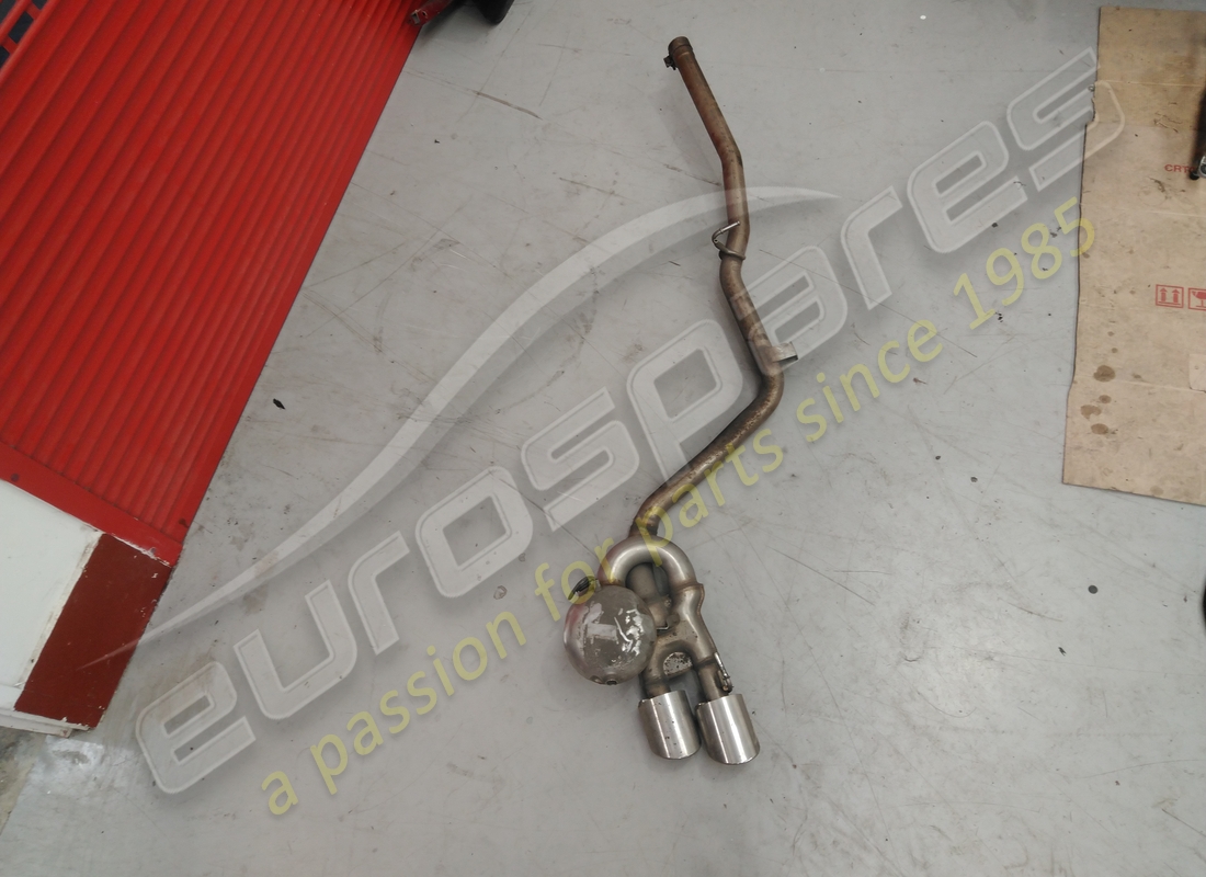 BESCHÄDIGTER Maserati HINTERER LINKER SCHALLDÄMPFER. TEILENUMMER 670006946 (1)