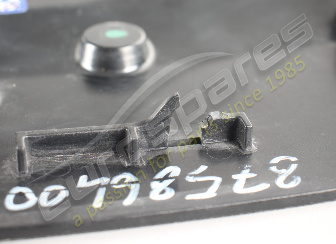beschädigter ferrari kosmetikstreifen links. teilenummer 87586400 (3)