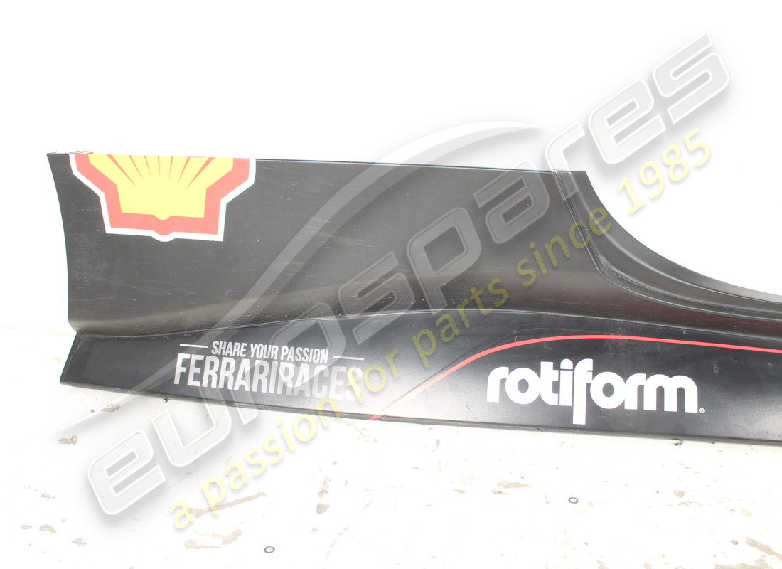 verwendet ferrari komplette rechte untertürverkleidung. teilenummer 88540610 (2)