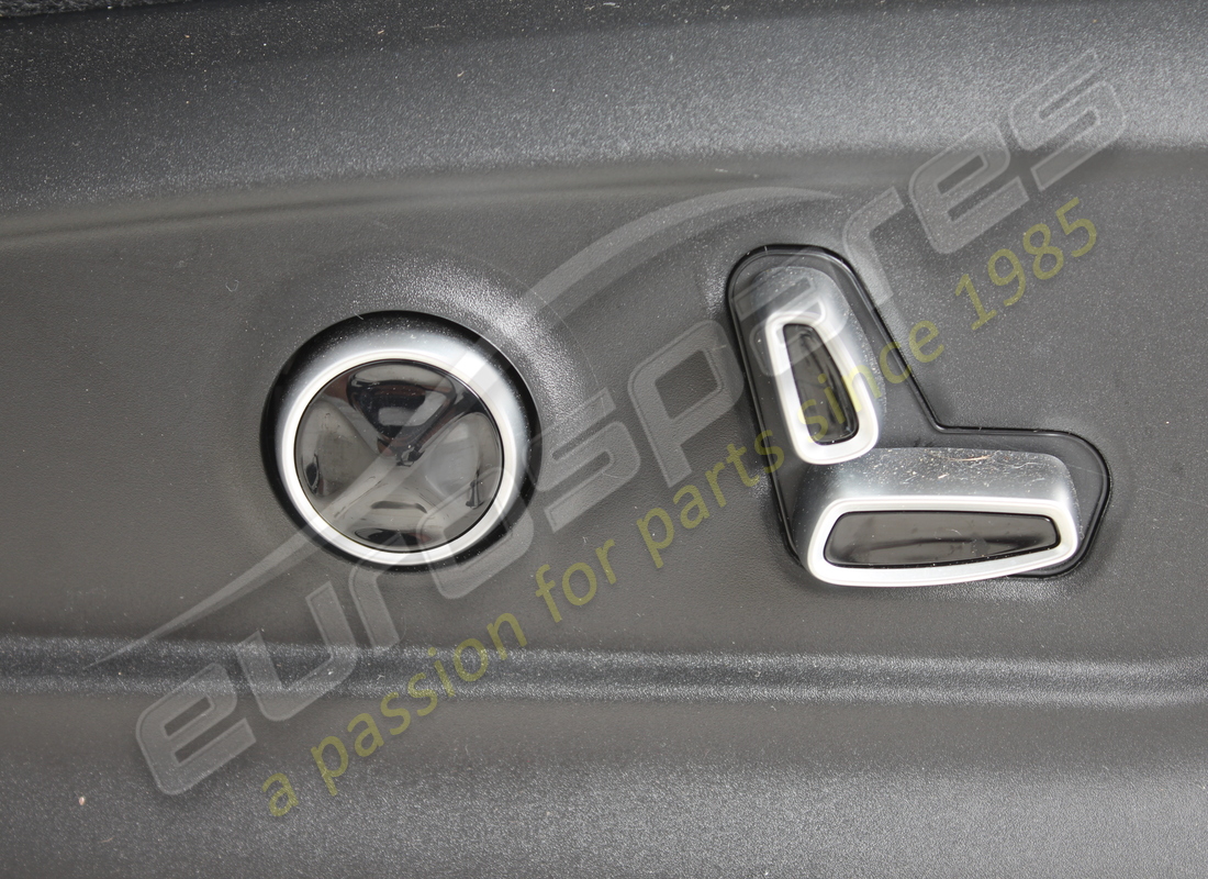 beschädigte maserati vordere rechte sitzbaugruppe. teilenummer 670207074 (4)