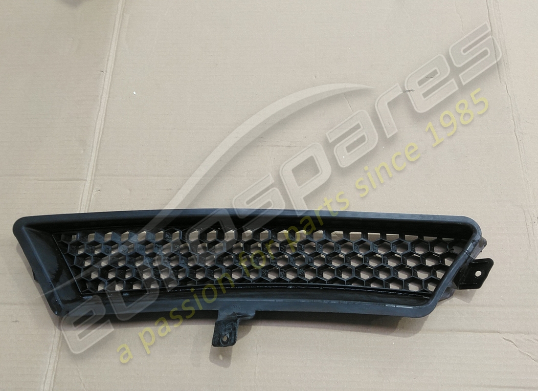 beschädigter lamborghini frischluftgrill. teilenummer 400317116 (1)