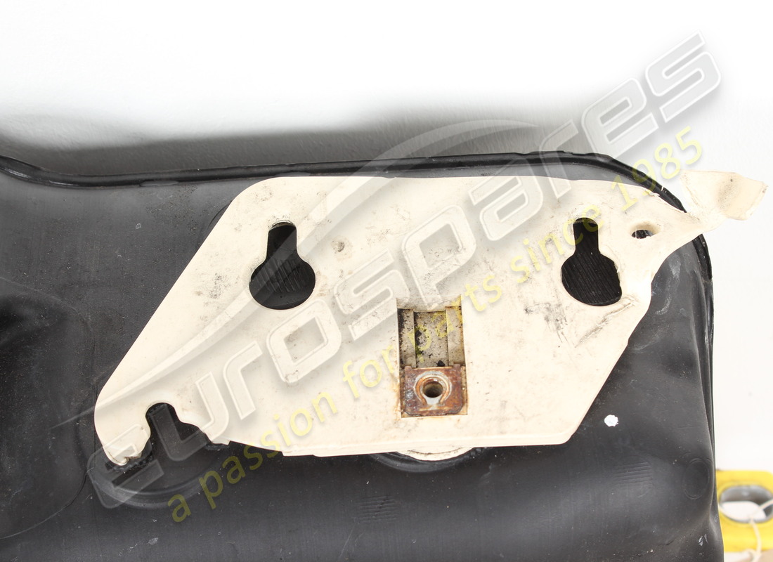 beschädigter porsche kraftstofftank. teilenummer 992201076g (6)