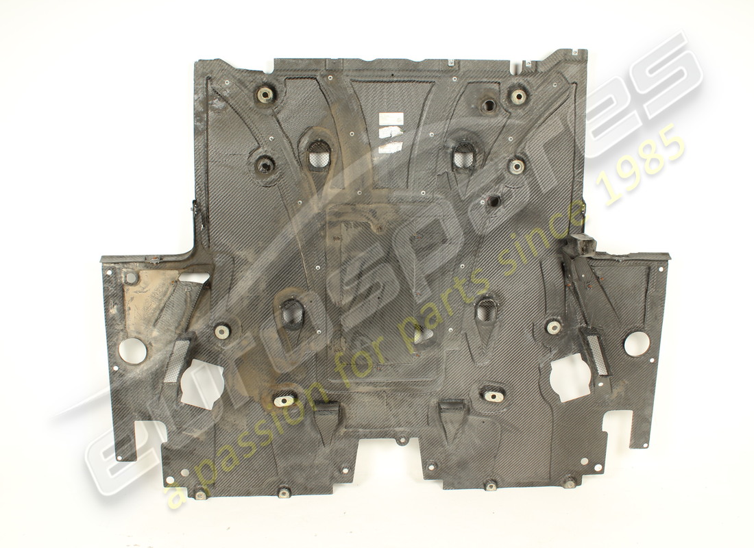 beschädigtes ferrari hinteres unterbodenschild. teilenummer 765629 (2)