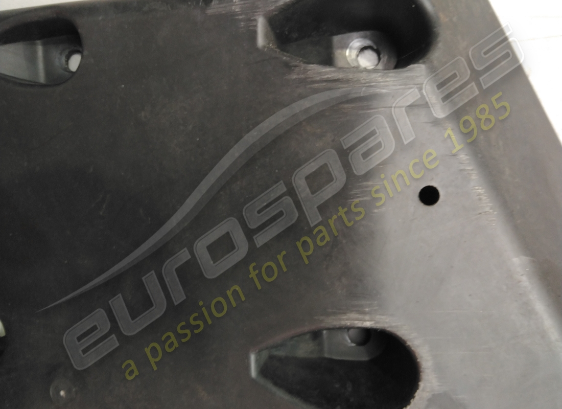 gebraucht maserati hinterer aerodynamischer schild. teilenummer 670030778 (2)