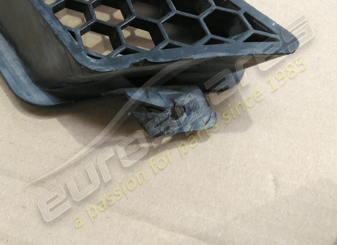 beschädigter lamborghini frischluftgrill. teilenummer 400317115 (2)