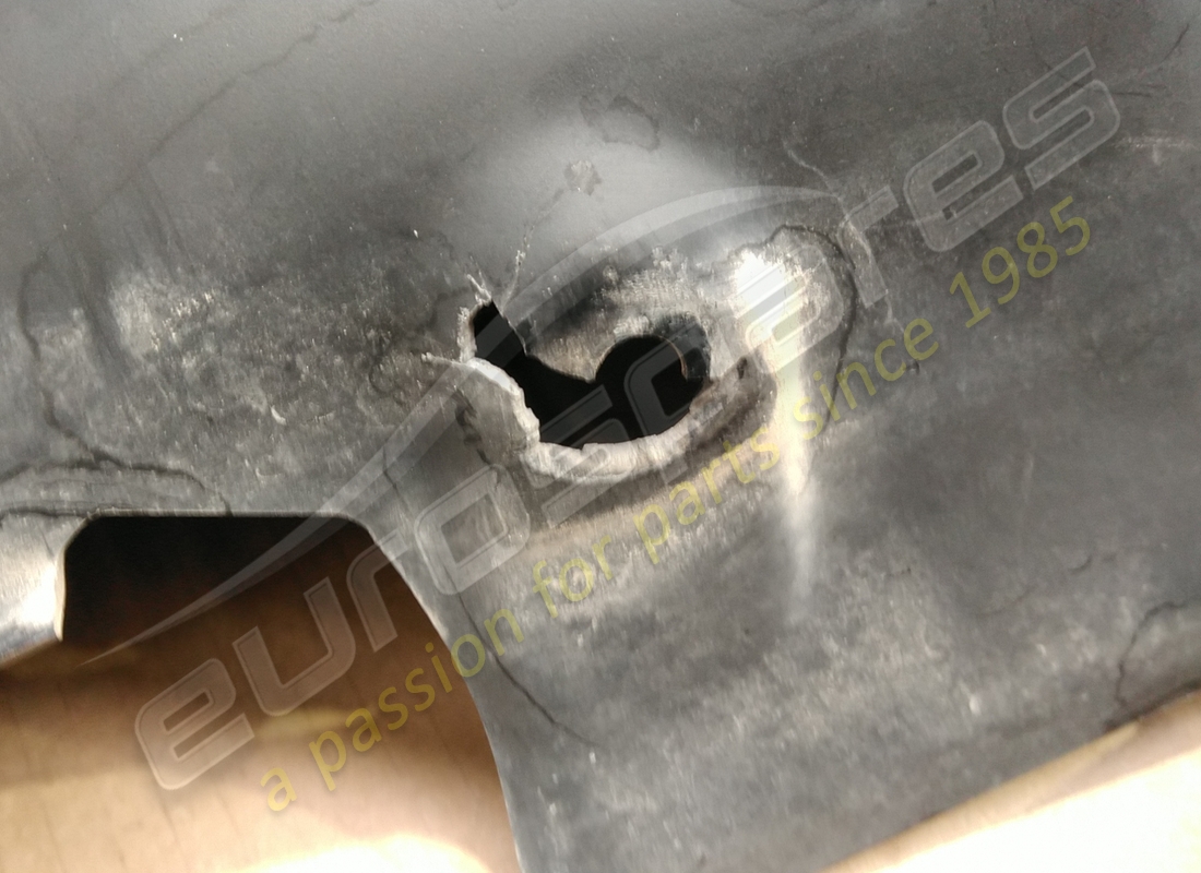 beschädigte lamborghini radkastenschale. teilenummer 400821191a (4)