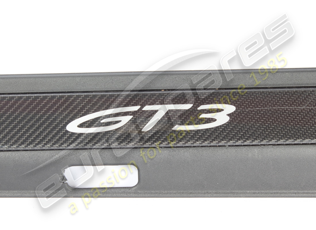 beschädigter porsche einstiegsstreifen, schwarz beleuchtet. teilenummer 9gt8533701e0 (2)