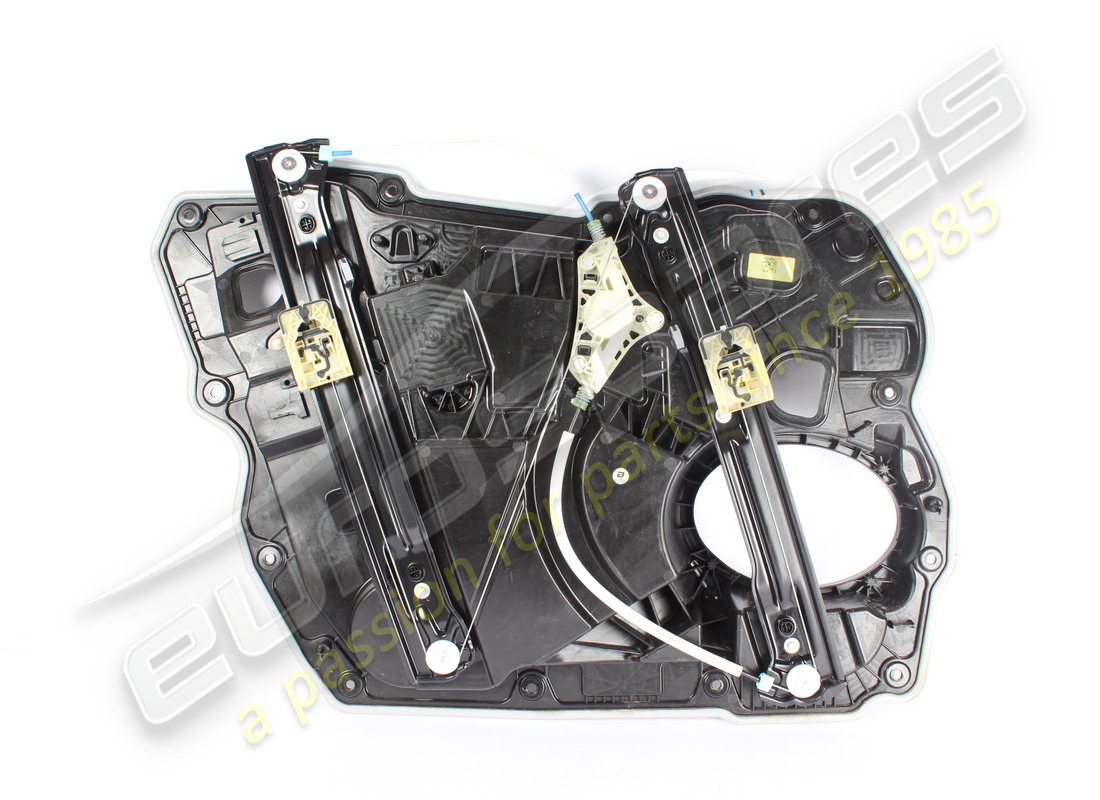 beschädigter maserati türträger vorne rechts. teilenummer 673014121 (1)