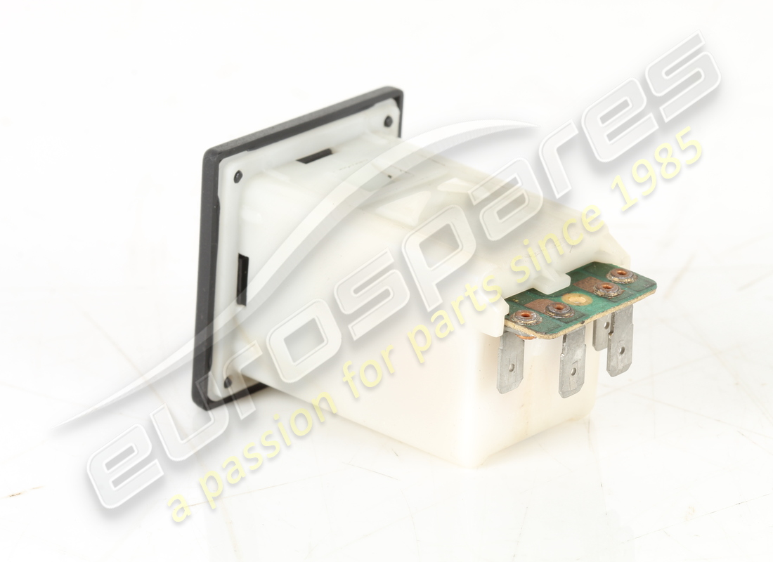 GEBRAUCHTER FERRARI SCHALTER FÜR DIE VORDERE MOTORHAUBENENTRIEGELUNG. TEILENUMMER 121595 (2) gebrauchter ferrari schalter für die vordere motorhaubenentriegelung. teilenummer 121595 (2)