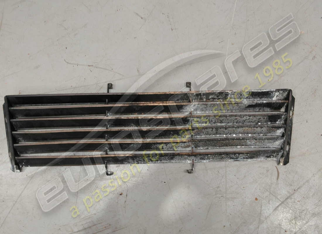 beschädigter ferrari motordeckelgitter. teilenummer 40089807 (1)