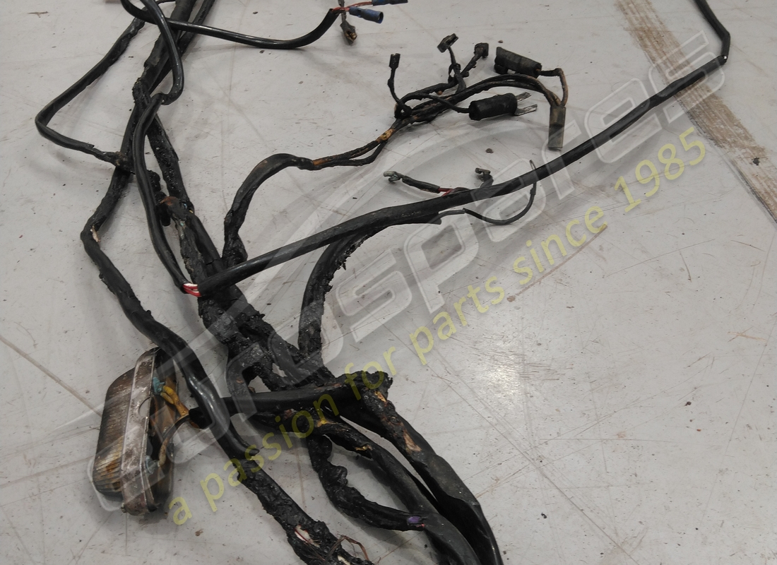 beschädigter ferrari-kabelbaum. teilenummer 40332504 (3)