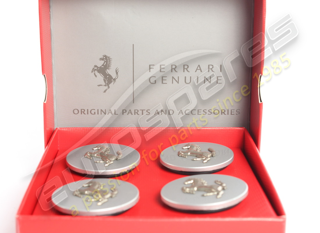 GEBRAUCHTES FERRARI RADMITTELKAPPEN-KIT (SILBER). TEILENUMMER 70001467 (2) gebrauchtes ferrari radmittelkappen-kit (silber). teilenummer 70001467 (2)