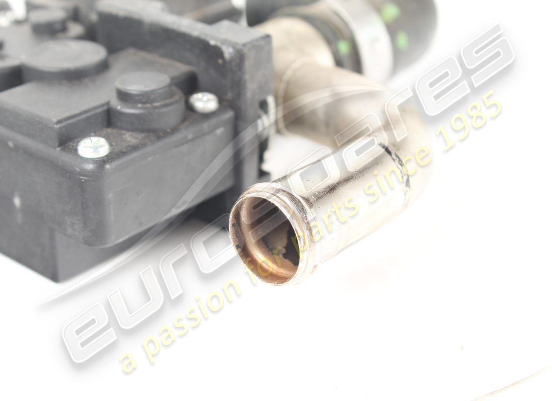 gebrauchtes ferrari rh tgk-ventil. teilenummer 67635900 (3)