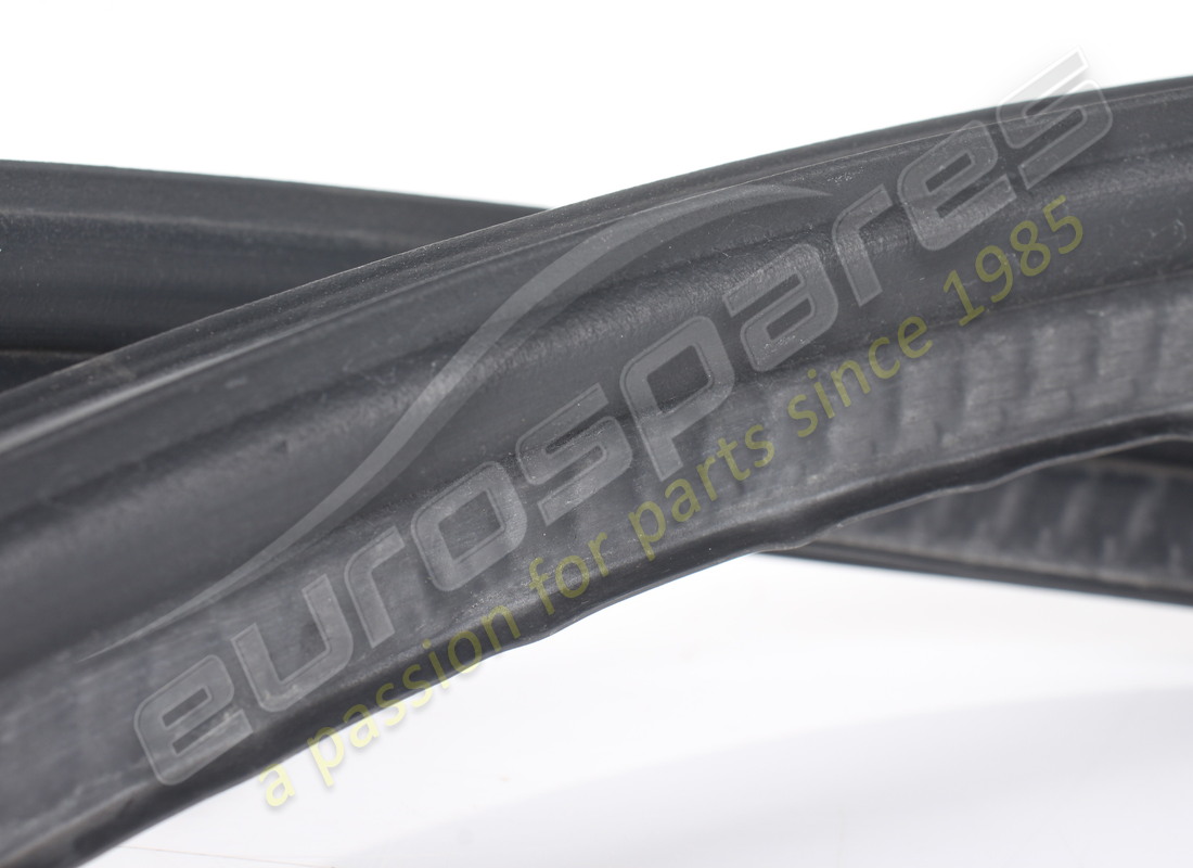 VERWENDETE FERRARI DICHTUNG DER UNTERWINDSCHUTZSCHEIBE. TEILENUMMER 83315600 (2) verwendete ferrari dichtung der unterwindschutzscheibe. teilenummer 83315600 (2)