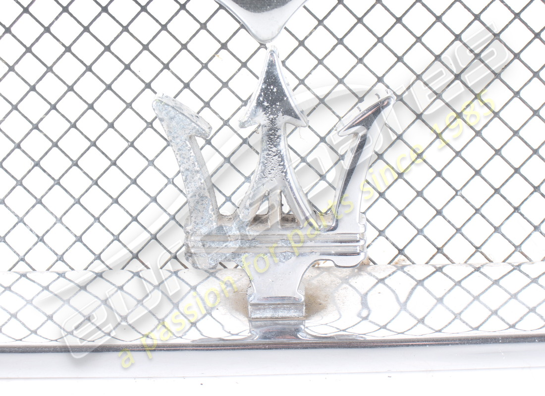 used maserati complete radiator grill. part number 386300105 (4)