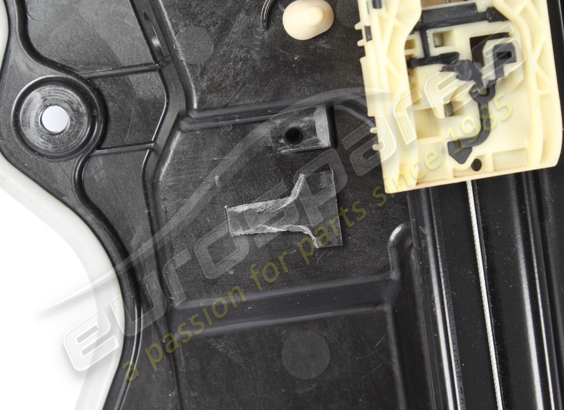 beschädigter maserati türträger vorne rechts. teilenummer 673014121 (2)