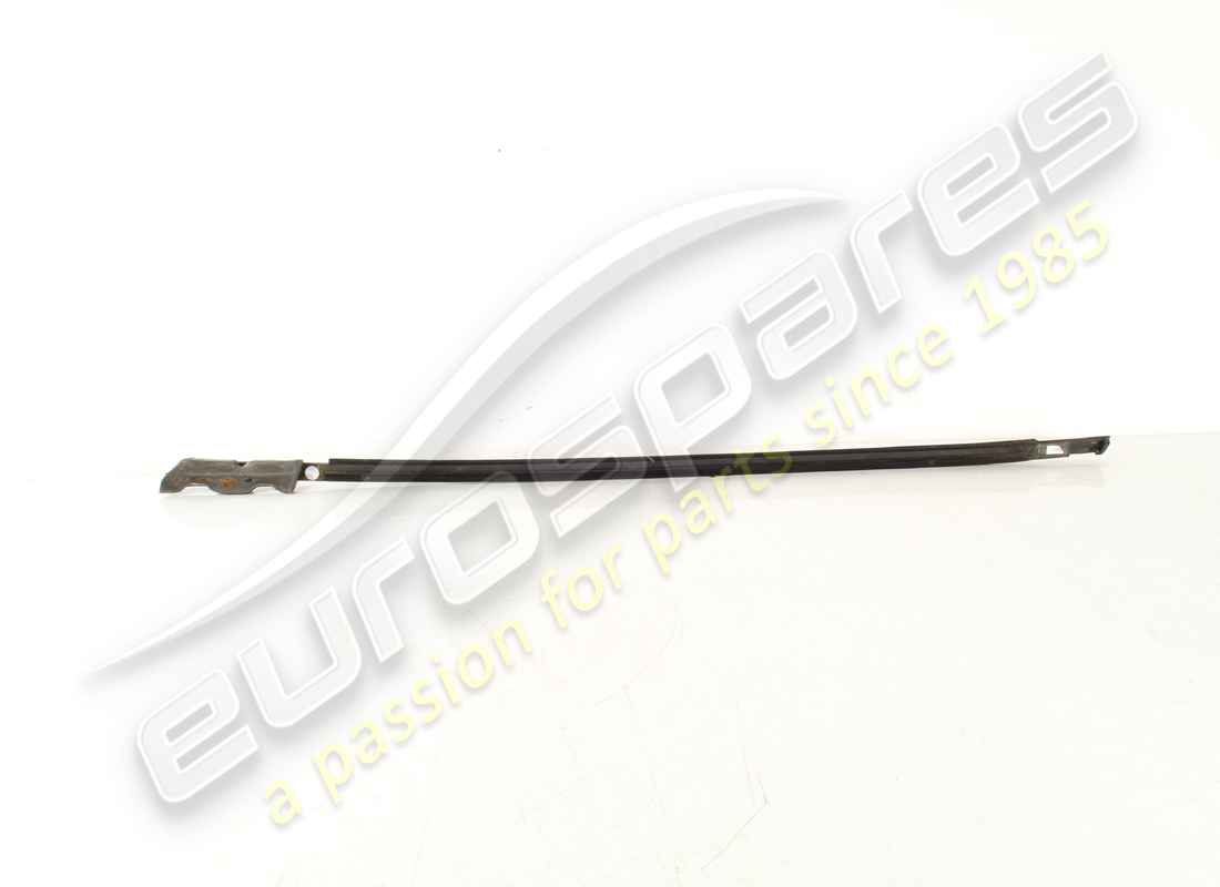 used maserati rh lower front moulding. part number 68473100 (3)