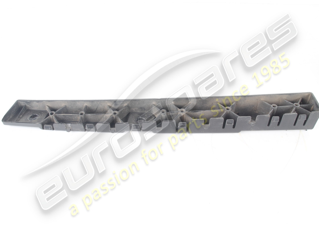 GEBRAUCHT FERRARI HINTERE RECHTE SCHWELLERVERKLEIDUNGSHALTERUNG. TEILENUMMER 87583100 (3) gebraucht ferrari hintere rechte schwellerverkleidungshalterung. teilenummer 87583100 (3)