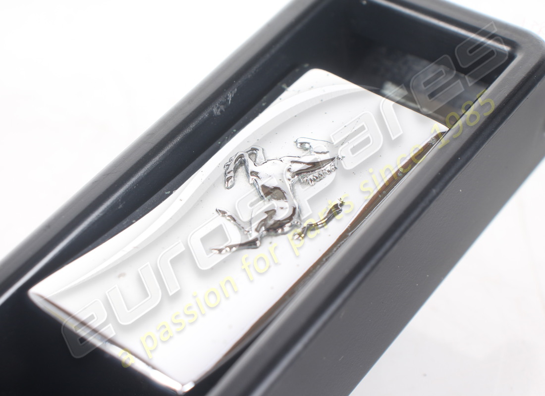 GEBRAUCHTER FERRARI INNEN-STOßSTANGENÖFFNUNGSGRIFF (GEPRÄGTES PFERDEMOTIV). TEILENUMMER 63011800 (5) gebrauchter ferrari innen-stoßstangenöffnungsgriff (geprägtes pferdemotiv). teilenummer 63011800 (5)