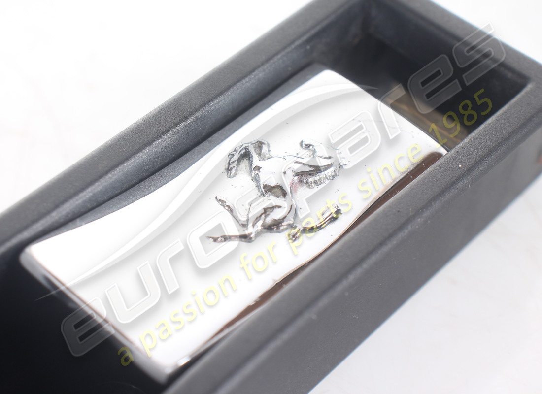 BESCHÄDIGTER FERRARI INNERER KLAPPENTRIEGELUNGSGRIFF (GEPRÄGTES PFERDEMOTIV). TEILENUMMER 63011800 (7) beschädigter ferrari innerer klappentriegelungsgriff (geprägtes pferdemotiv). teilenummer 63011800 (7)