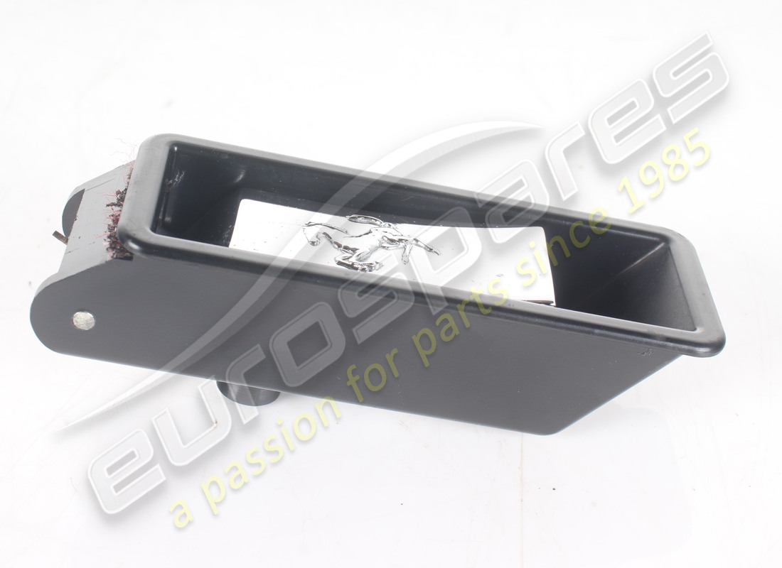 GEBRAUCHTER FERRARI INNEN-STOßSTANGENÖFFNUNGSGRIFF (GEPRÄGTES PFERDEMOTIV). TEILENUMMER 63011800 (4) gebrauchter ferrari innen-stoßstangenöffnungsgriff (geprägtes pferdemotiv). teilenummer 63011800 (4)