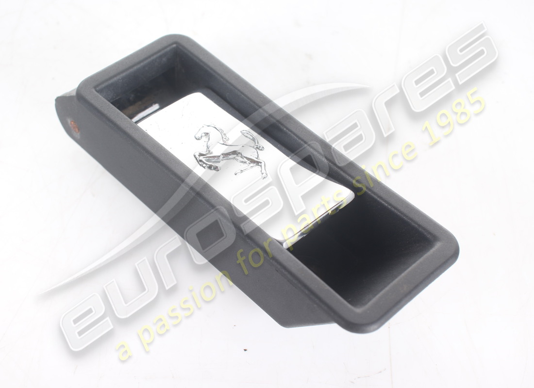 BESCHÄDIGTER Ferrari INTERNER KLAPPENTRIEGELUNGSGRIFF (GEPRÄGTES PFERDEMOTIV). TEILENUMMER 63011800 (1)