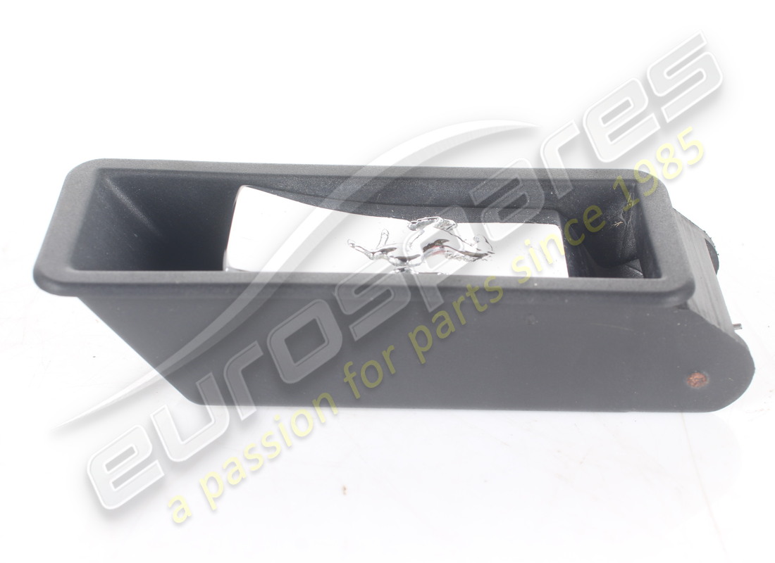 BESCHÄDIGTER FERRARI INNERER KLAPPENTRIEGELUNGSGRIFF (GEPRÄGTES PFERDEMOTIV). TEILENUMMER 63011800 (2) beschädigter ferrari innerer klappentriegelungsgriff (geprägtes pferdemotiv). teilenummer 63011800 (2)