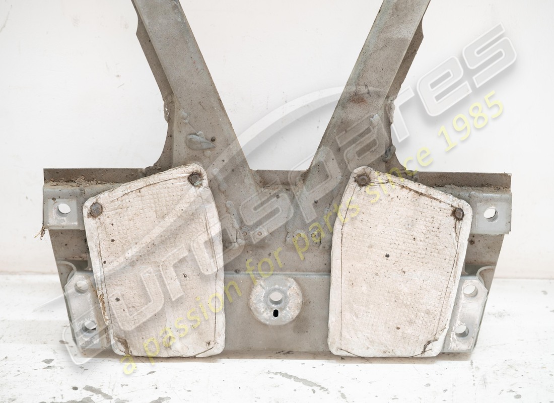 beschädigter ferrari motorhilfsrahmen. teilenummer 985265529 (4)