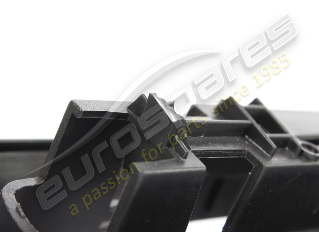 beschädigte porsche seitenteilverkleidung schwarz. teilenummer 992863426c1e0 (4)