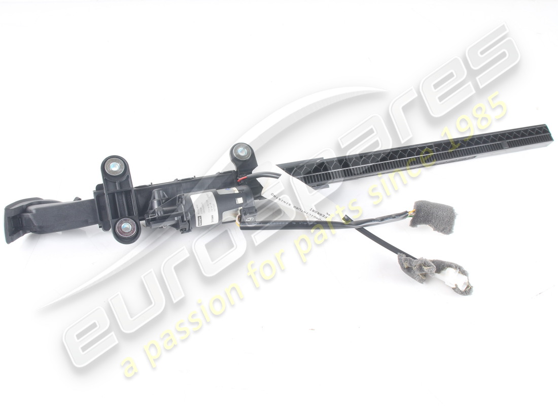 GEBRAUCHT FERRARI LINKS RIEMENVERLÄNGERUNG. TEILENUMMER 82251900 (4) gebraucht ferrari links riemenverlängerung. teilenummer 82251900 (4)