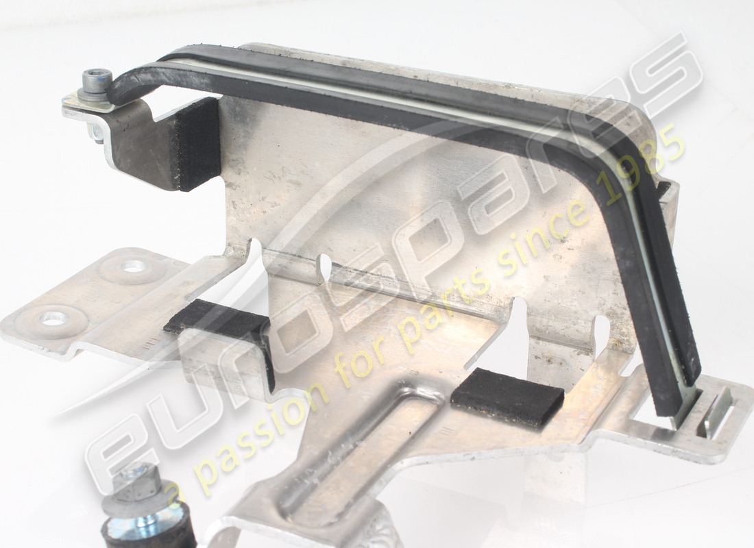 GEBRAUCHTER FERRARI STAFFA SOSTEGNO-KÜHLER. TEILENUMMER 848233 (2) gebrauchter ferrari staffa sostegno-kühler. teilenummer 848233 (2)