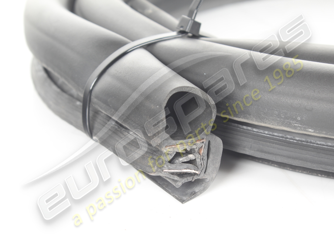 GEBRAUCHTE FERRARI UNTERE TÜRUMRANDDICHTUNG. TEILENUMMER 83461800 (2) gebrauchte ferrari untere türumranddichtung. teilenummer 83461800 (2)