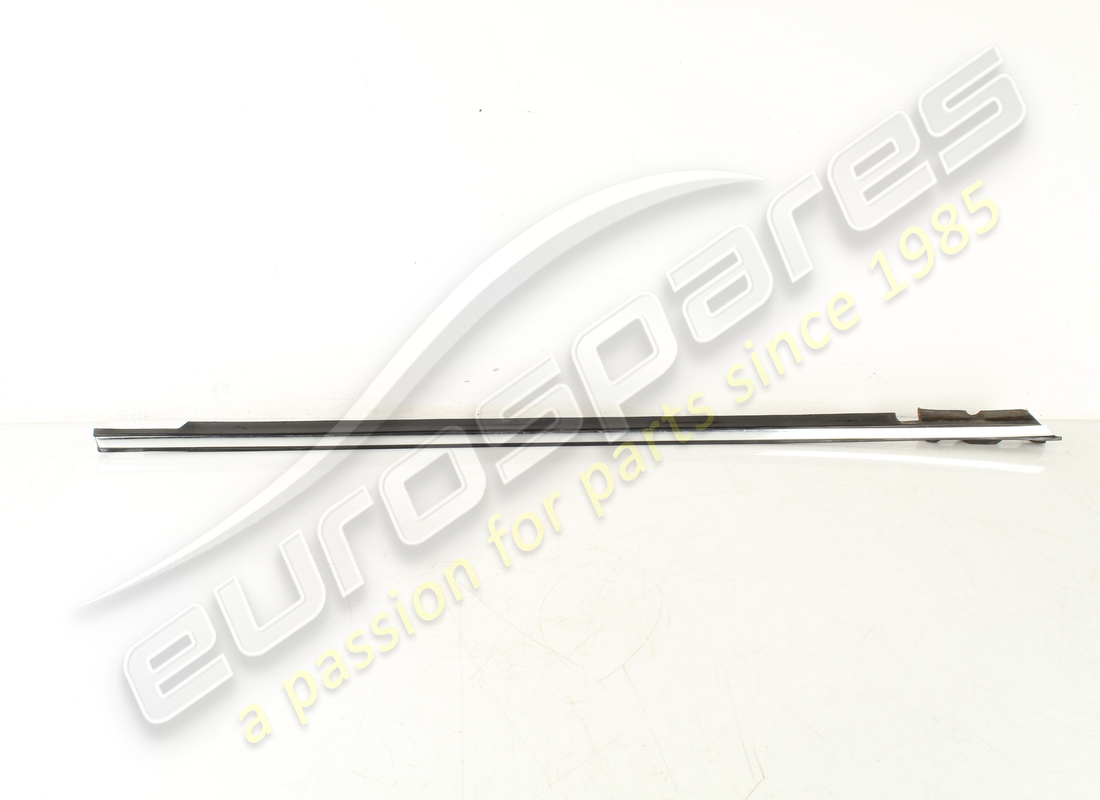 used maserati rh lower front moulding. part number 68473100 (1)