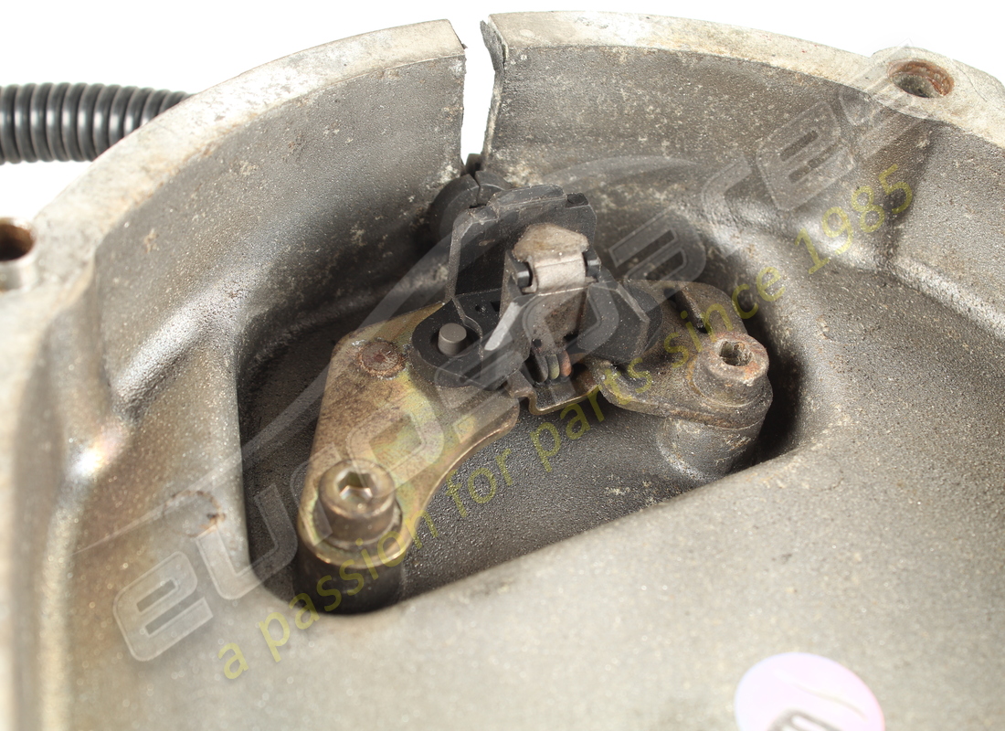 GEBRAUCHTE MASERATI VORDERE RECHTE SENSORHALTERABDECKUNG. TEILENUMMER 585007400 (3) gebrauchte maserati vordere rechte sensorhalterabdeckung. teilenummer 585007400 (3)