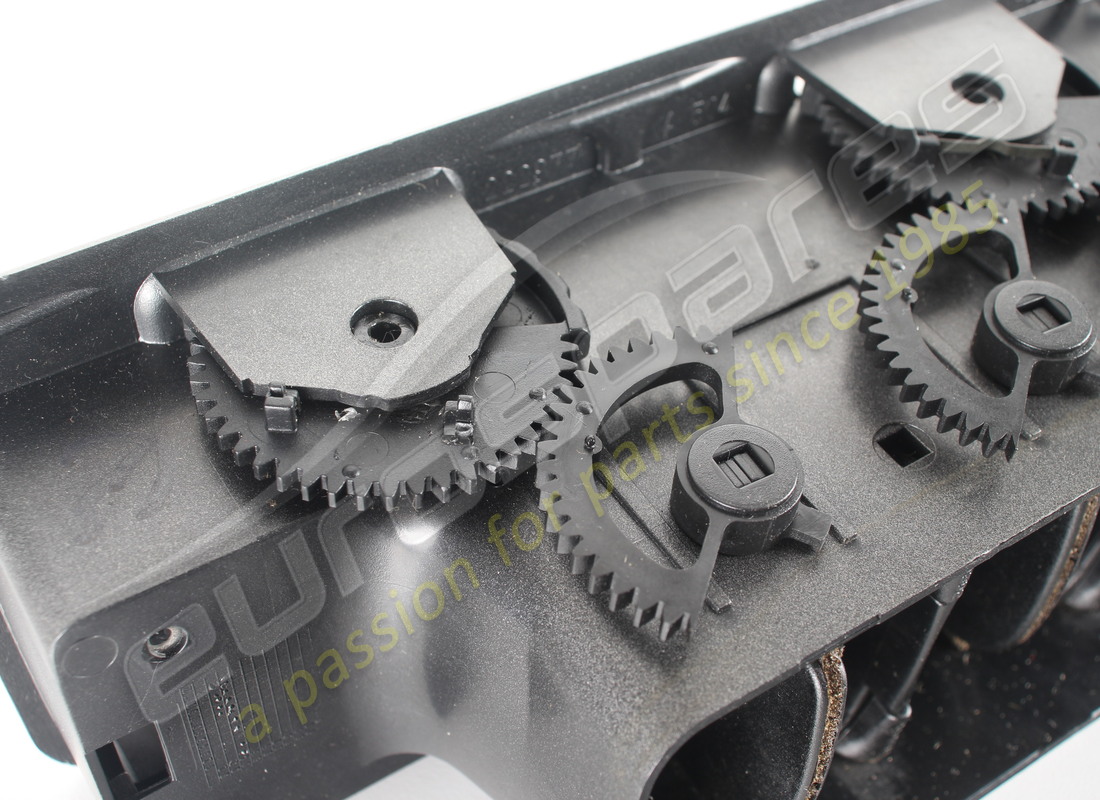 beschädigter ferrari diffusor. teilenummer 63204400 (3)