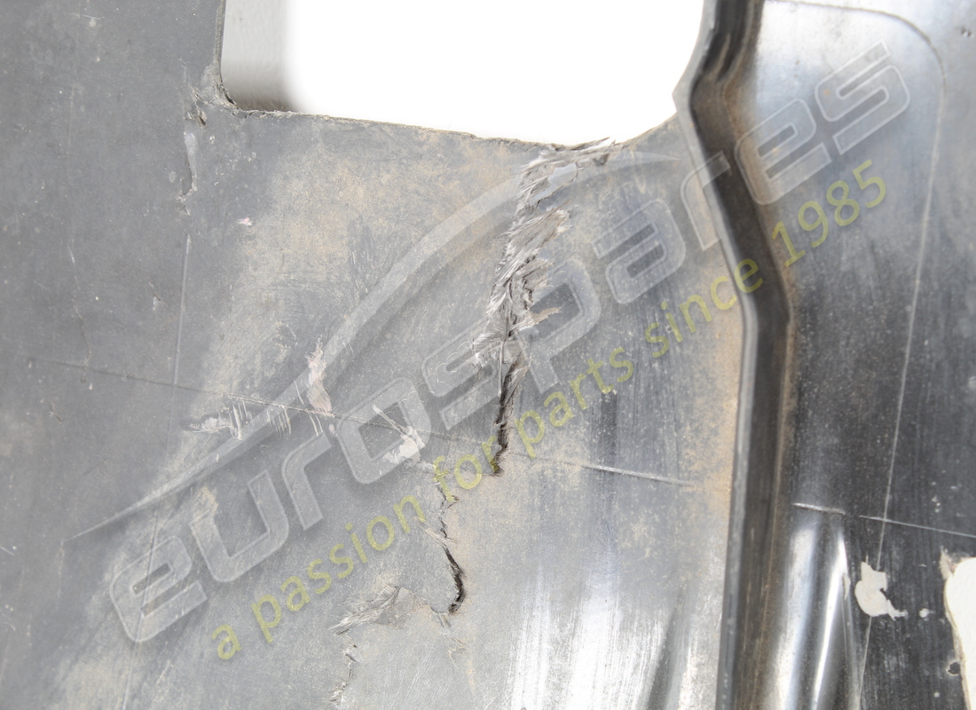 beschädigtes ferrari hinteres unterbodenschild. teilenummer 84200000 (7)