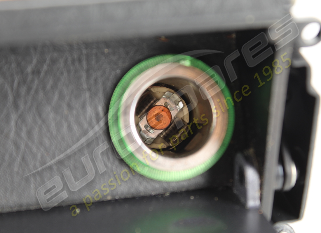 GEBRAUCHTER ASTON MARTIN ASCHENBECHER MANN - PLATTE TEILENUMMER 4G438010595 (4) gebrauchter aston martin aschenbecher mann - platte teilenummer 4g438010595 (4)