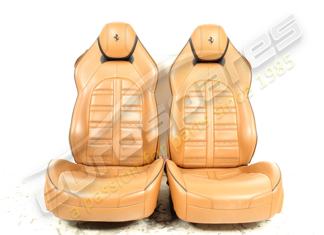 GEBRAUCHTES Eurospares KOMPLETTES SITZSET VORNE & HINTEN (CUIOIO-LEDER MIT SCHWARZEN NÄHTEN). TEILENUMMER EAP1566195 (1)